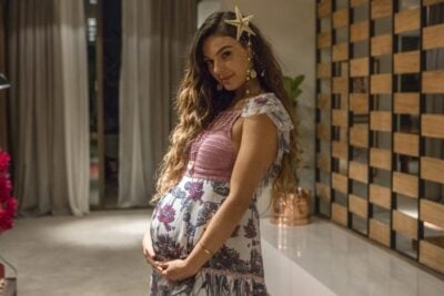 Isis Valverde posa com barriga de grávida nos bastidores (Foto: Divulgação/Globo)