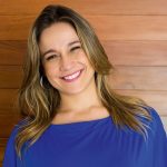 Fernanda Gentil é flagrada com a namorada em bar