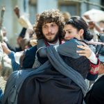 Joaquim (Chay Suede) tira Anna (Isabelle Drummond) do meio da multidão em 'Novo Mundo'
(Foto: Globo/Raquel Cunha)