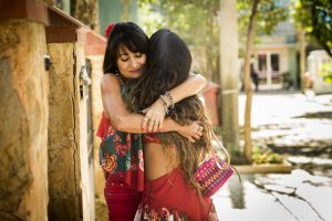 Edinalva (Zeze Polessa) abraça Ritinha (Isis Valverde) em reencontro (Foto: Globo/João Miguel Júnior)