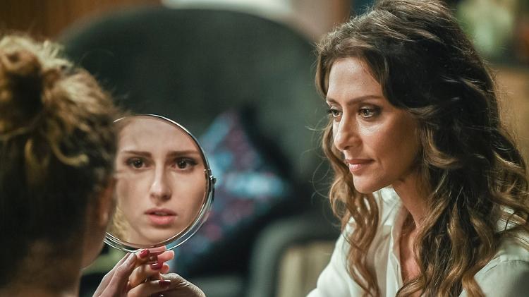 Joyce maquia Ivana mostra o resultado em "A Força do Querer". (Foto: Mauricio Fidalgo/TV Globo)