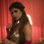 Julianne Trevisol publica foto chupando parte do corpo e causa na internet