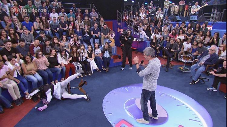 O comediante Marco Luque leva um tombo durante gravação; (Foto: TV Globo/Divulgação)