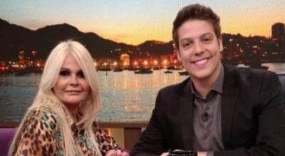 Monique é entrevistada por Fábio Porchat. (Foto: Divulgação/Record)