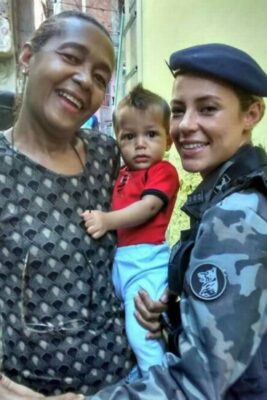 Atriz posa com fã em gravação de novela (Foto: Reprodução)