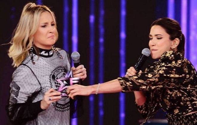 Claudia Leitte com Patrícia Abravanel no programa "Máquina da Fama" (Foto: Divulgação)