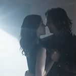 Júlia e Gui dançam apaixonados em "Rock Story". (Foto: Reprodução/Globo)