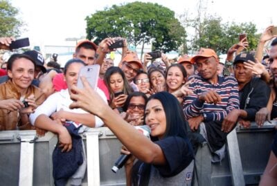 Simaria faz selfie com o público (Foto: Agatha Gameiro)