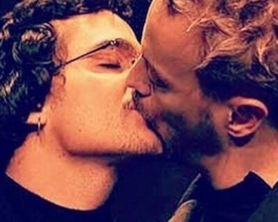 Wagner Moura e Guilherme Weber dando um beijo na boca (Foto: Reprodução)