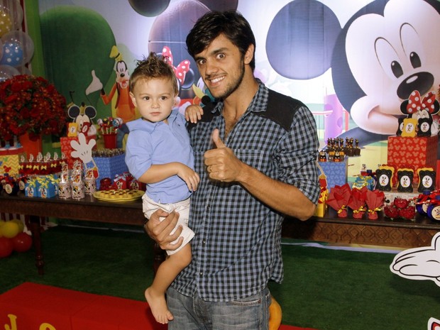 O ator Felipe Simas e seu filho, Joaquim (Foto: Divulgação)