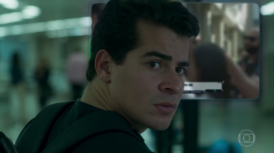Thiago Martins (Julio) em cena de 