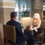Cabrine entrevista Joelma (Divulgação/SBT)