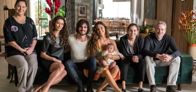 Família reúnida para registrar o crescimento do bebê em "A Força do Querer"