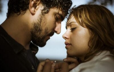 Renato (Renato Góes) e Alice (Sophie Charlotte) em cena de 