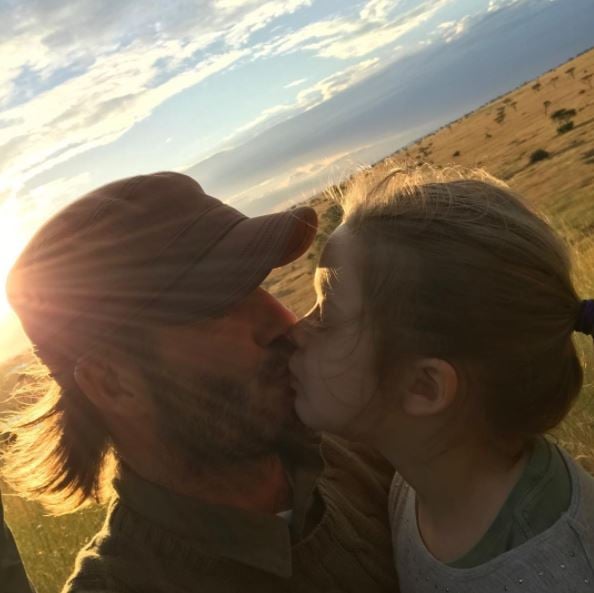 David Beckham beija a filha mais nova, Harper. (Foto: Reprodução/Instagram)
