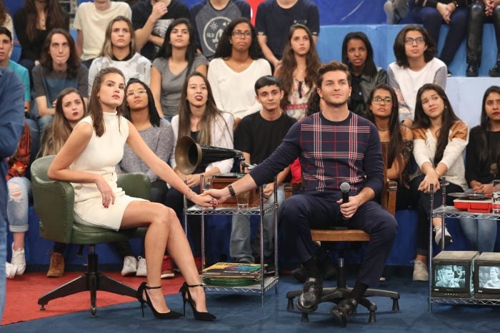 Camila Queiroz e Klebber Toledo no "Altas Horas" (Foto: Carol Caminha/Gshow)