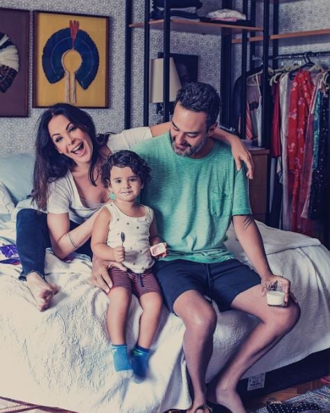 Carolina Ferraz posa com a família. (Foto: Reprodução/Instagram)