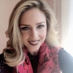 Filha de Edir Macedo surge sem maquiagem e beleza impressiona