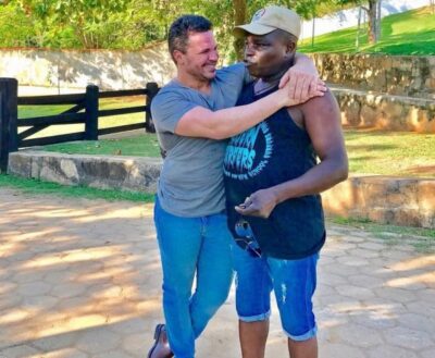 Eduardo Costa e seu amigo (Foto: Reprodução)