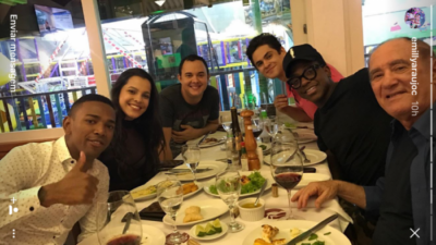Emilly faz amizade com equipe de 