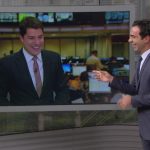 Evaristo brinca com o colega Cesar Tralli, que ficou noivo. (Foto: Reprodução/SPTV/Globo)
