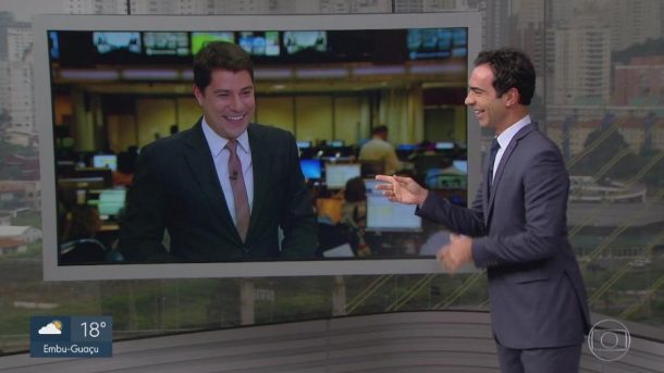 Evaristo Costa brinca com o colega Cesar Tralli, que ficou noivo. (Foto: Reprodução/SPTV/Globo)
