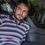 Rubinho (Emílio Dantas) é preso em "A Força do Querer"
(Foto: Divulgação/Globo)
