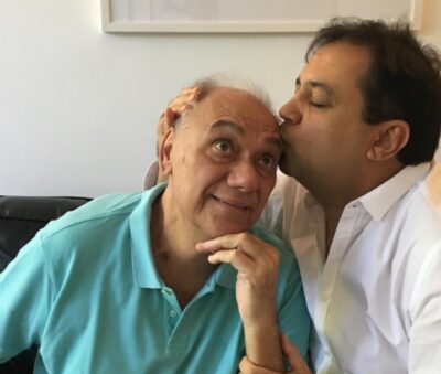 Marcelo ganha beijo de Geraldo. (Foto: Reprodução/Instagram)