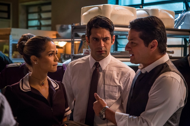 Sandra Helena (Nanda Costa), Agnaldo (João Baldasserini) e Malagueta (Marcelo Serrado) (Foto: Globo/Paulo Belote)