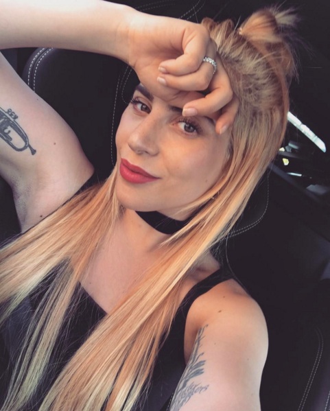 Lady Gaga surge quase que irreconhecível.