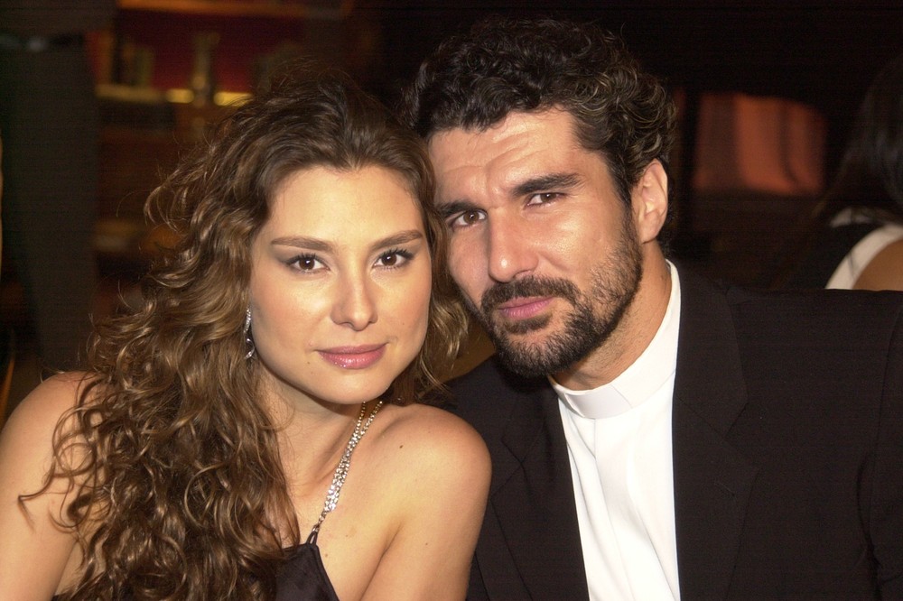 Lavínia Vlasak e Nicola Siri viveram Laura e Padre Pedro em Mulheres Apaixonadas (2003). (Foto: Giane Carvalho)