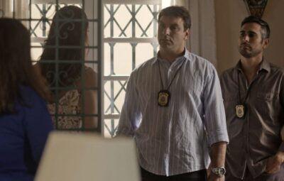 Polícia vai até a casa da criminosa (Foto: TV Globo)