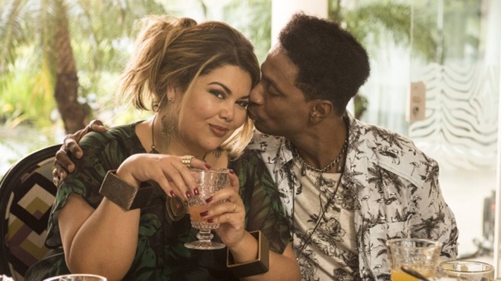 A atriz Fabiana Karla e Luis Miranda em "Mister Brau". (Foto: Maurício Fidalgo/Rede Globo/Divulgação)