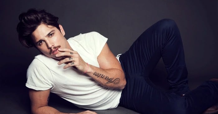 O ator Rômulo Neto fez uma declaração que o colocou em uma situação complicada (Foto: Bello Magazine/Amanda Elkins)