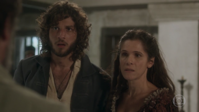Joaquim (Chay Suede) e Elvira (Ingrid Guimarães) em cena de 