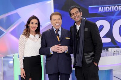 O casal convidado do programa junto ao apresentador (Foto: Divulgação/SBT/Lourival Ribeiro)