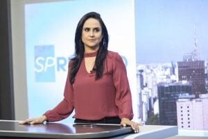 A apresentadora Carla Cecato no estúdio do "SP Record" (Foto: Edu Moraes/Record)