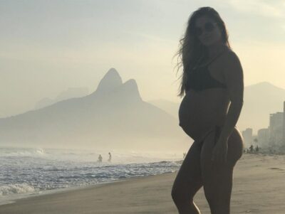 Andressa mostrando o barrigão (Foto: Reprodução)