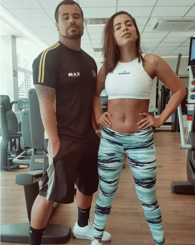 A cantora Anitta e o seu personal