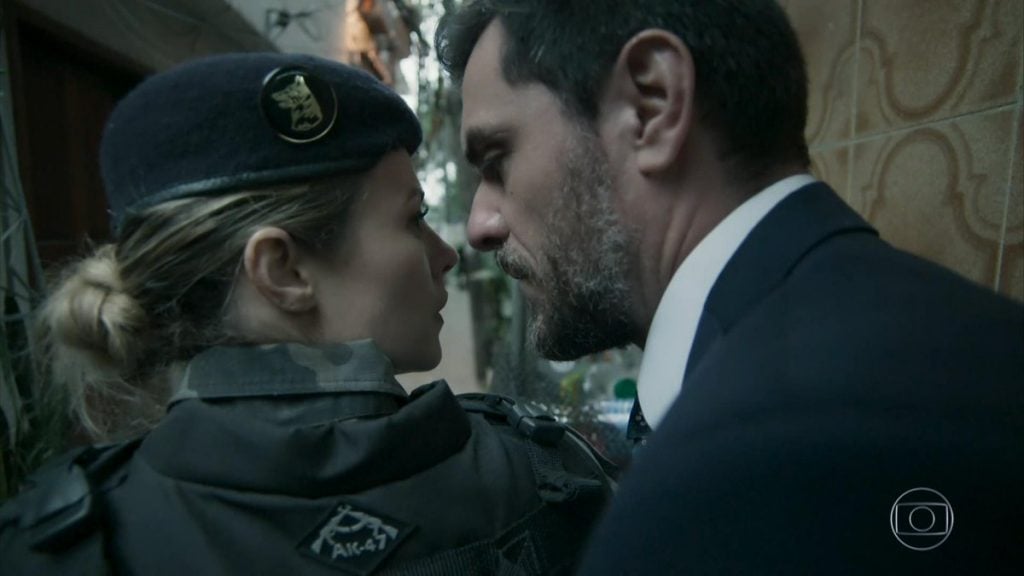 Jeiza e Caio trocam olhares em "A Força do Querer".