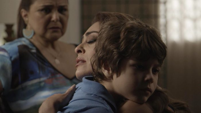 Bibi consola Dedé em "A força do Querer" (Foto: Divulgação)