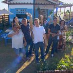 Luciano Huck ao entregar casa para estudante (Foto: Divulgação)