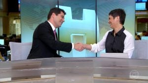 Evaristo cumprimenta Sandra no seu último dia de "Jornal Hoje". (Foto: Reprodução/Globo)