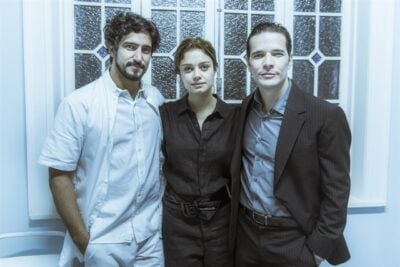 Alice (Sophie Charlotte) entre Renato (Renato Góes) e Vitor (Daniel de Oliveira)
(Foto: Globo/Mauricio Fidalgo)