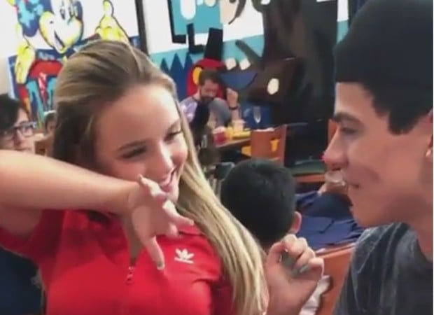 Larissa Manoela ganhou anel de Thomaz Costa (Foto: Reprodução)