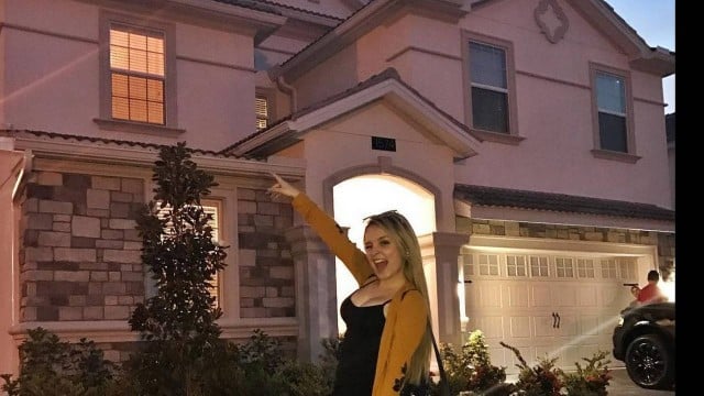 Larissa Manoela em frente sua mansão de nove quartos em Orlando. (Foto: Reprodução)