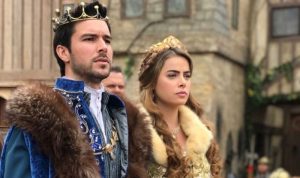 atores de belaventura caracterizados como príncipe e princesa
