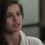 Camila Queiroz em cena de Pega Pega, novela das sete da Globo.
(Foto: Reprodução/Globo)