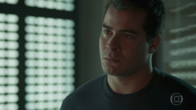 Júlio (Thiago Martins) em cena de 