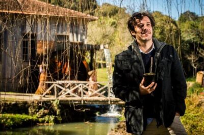 Jayme Matarazzo é flagrado tomando chimarrão nos bastidores da próxima novela das seis (Foto: Divulgação)